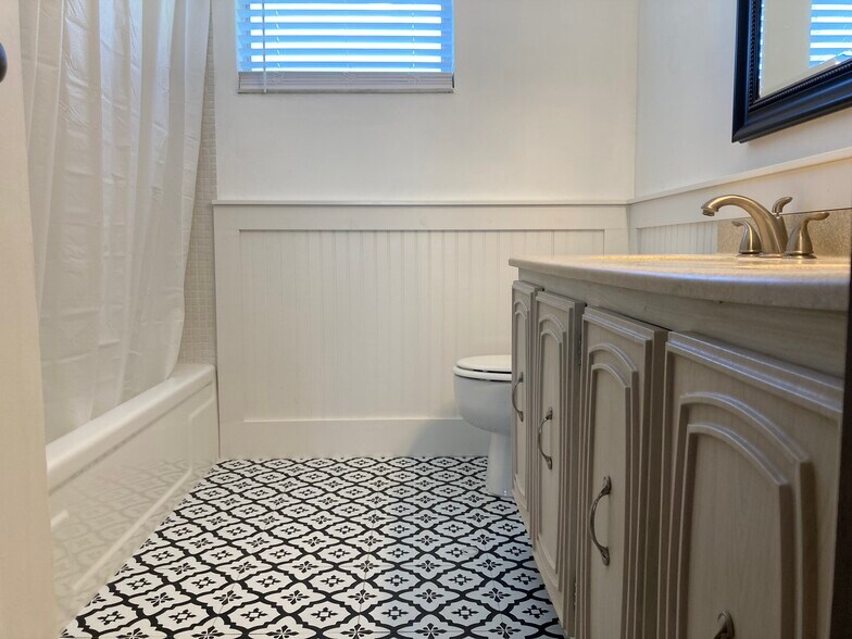 Building Photo - 705 SW 75th St