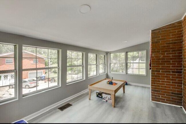 Building Photo - BEAUTIFUL 3 bedroom Lookout Valley home!