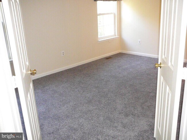 Building Photo - 406 Park Cove Dr