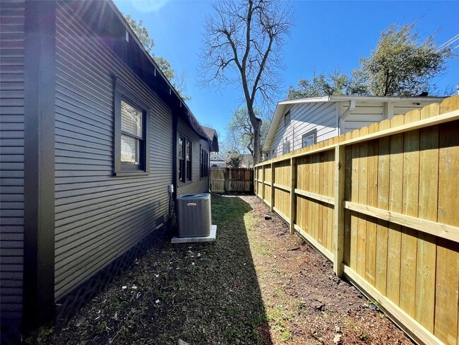 Building Photo - 405 E 28th St