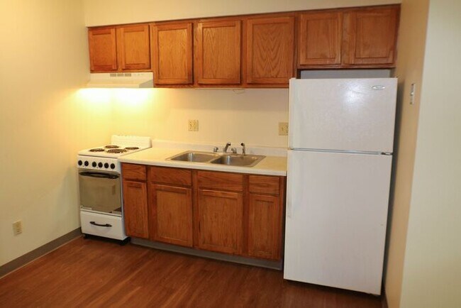 Building Photo - $925 | 2 Bedroom, 1 Bathroom Apartment | N...