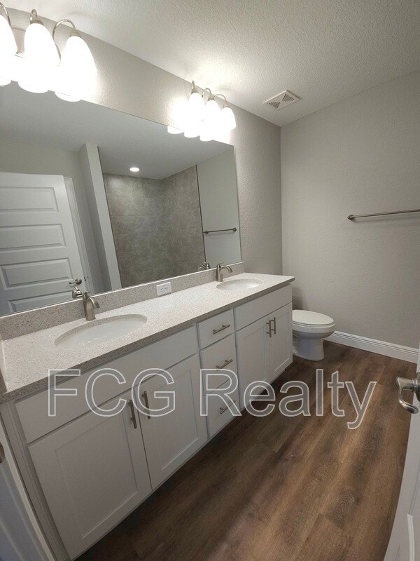 Building Photo - 10 Pine Cir Way