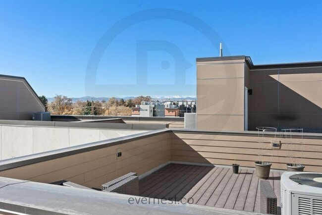 Building Photo - Beautiful Two Bedroom Townhome in Denver -...