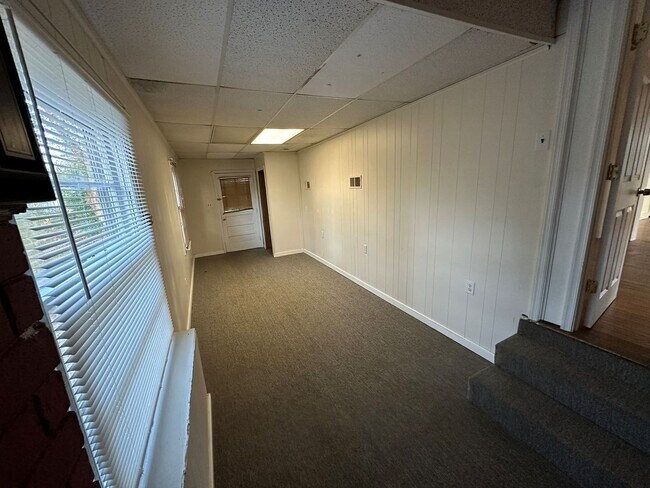 Building Photo - Rancher with Large Back Yard!