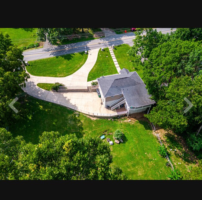 Building Photo - 907 N Graycroft Ave