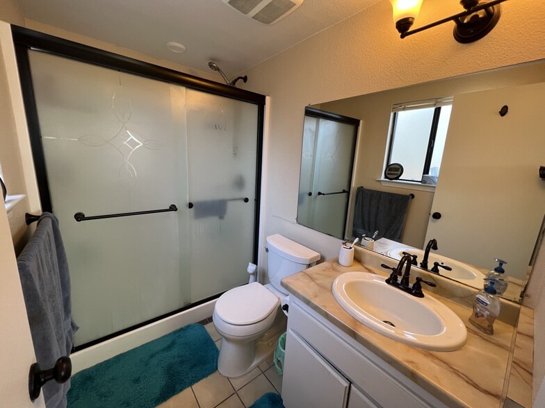 Building Photo - 212 Oak Meadow Ln