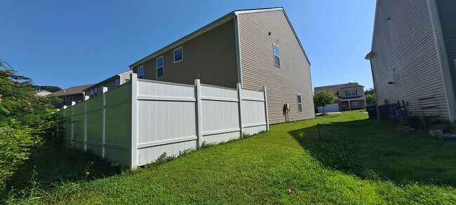 Building Photo - 1527 Sergeant Ln