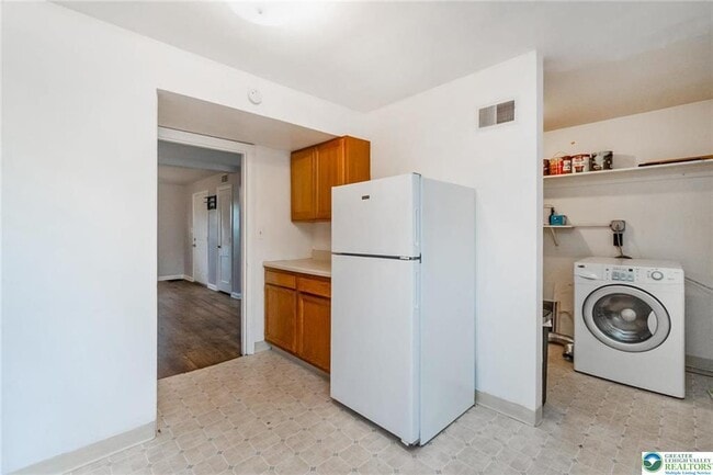 Building Photo - 240 Palmer St