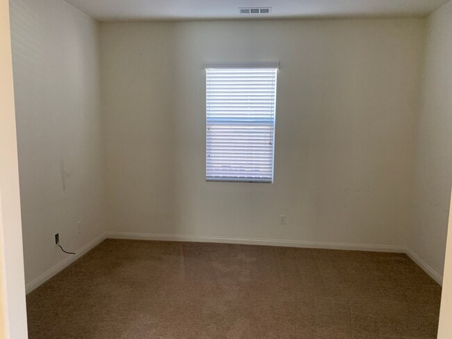 Building Photo - Single Story 3 bed 2 bath with Den