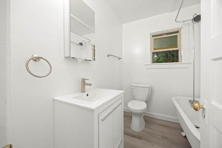 Building Photo - 1816 Carleton St