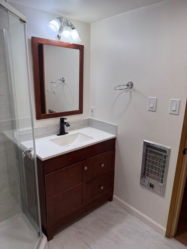 Building Photo - 3Bd 2Ba home located in a quiet neighborho...