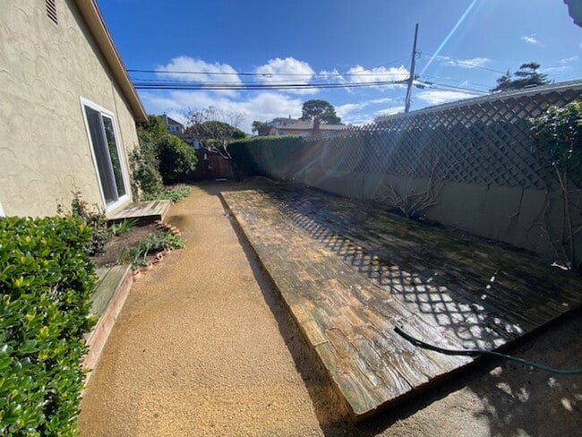 Building Photo - 701 Pine St