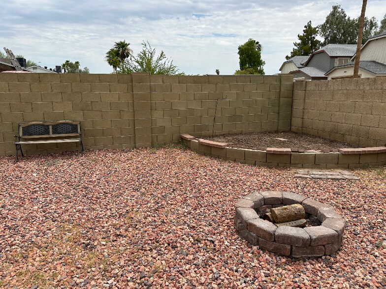 Building Photo - 2213 W Riviera Dr