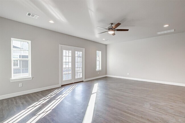 Building Photo - 11014 Cres Light Way