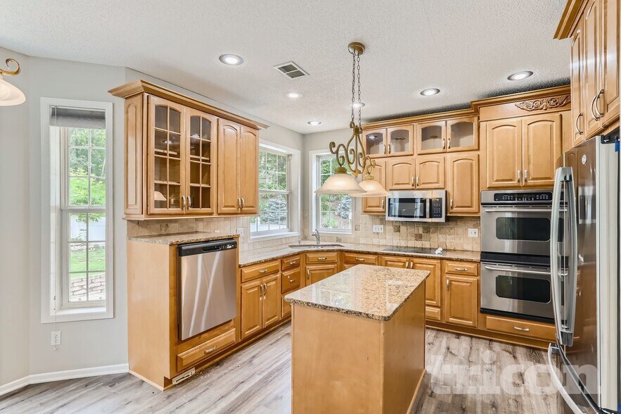 Building Photo - 15012 Viewcrest Ln