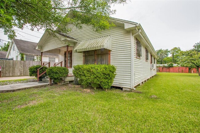 Building Photo - 7119 Farnsworth St