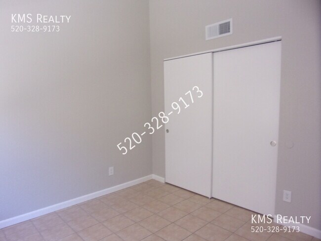 Building Photo - 3 Bedroom 2 Bath- 10048 E Desert Aire Driv...
