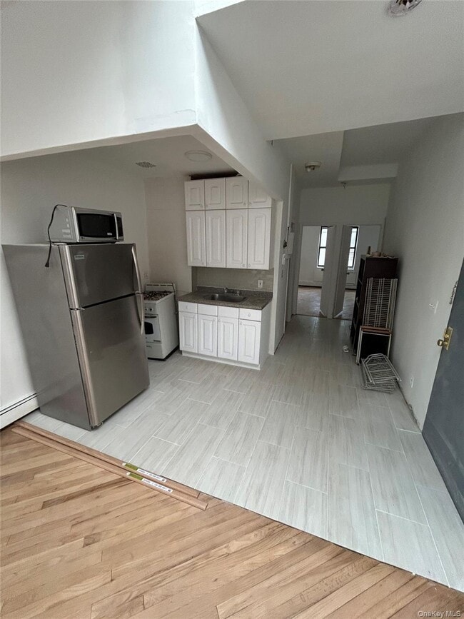 Building Photo - 572 9th Ave