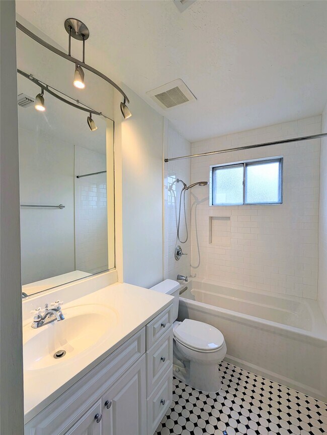 Building Photo - 12214 Meadow Berry Dr