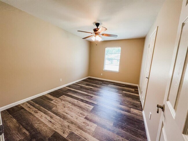 Building Photo - 724 Gubert Ln