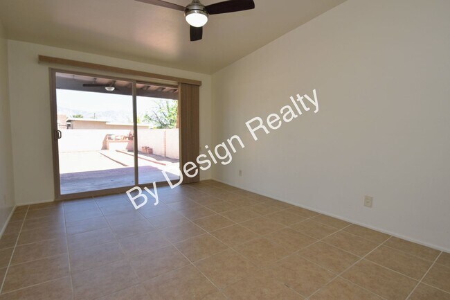 Building Photo - Spacious 3 Bed 2 Bath Eastside Home w/Huge Yard & Fireplace
