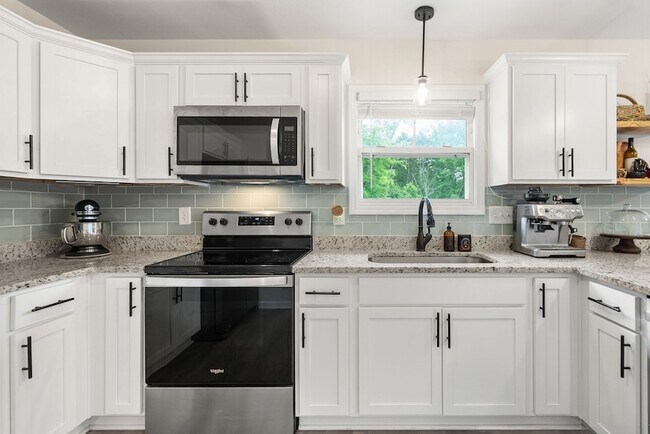 Building Photo - 411 Hillside Dr