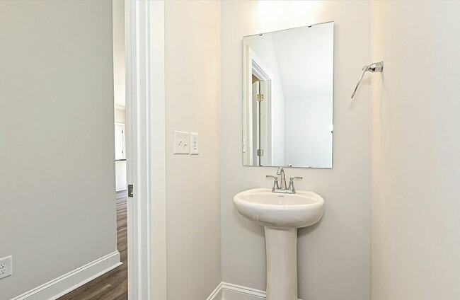 Building Photo - 512 Kingsway Cir