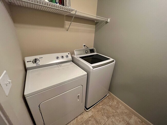 Building Photo - Top Floor 2 Bed 2 Bath Condo Hillsboro/Bea...