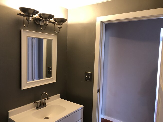 Building Photo - 3 bedroom 1 bathroom house in Springfield!