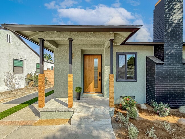 Building Photo - Upgraded 3+2 w/pool, gourmet kitchen + family room!