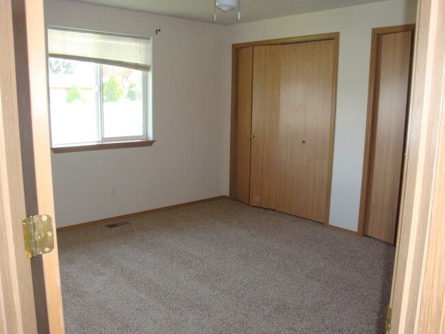 Building Photo - Cozy & Updated 2BD/2BA with Fenced Yard!