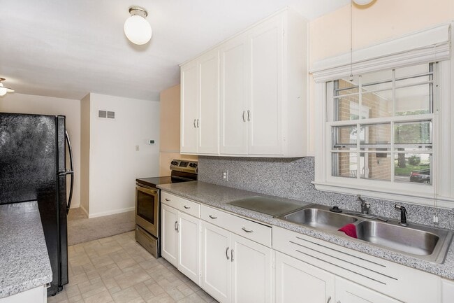 Building Photo - 516 S Erie Ave