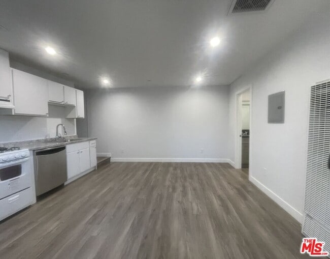 Building Photo - 6204 Mayfield Ave