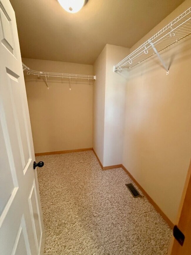 Building Photo - 3 Bedrooms 2 1/2 Bathroom Townhouse