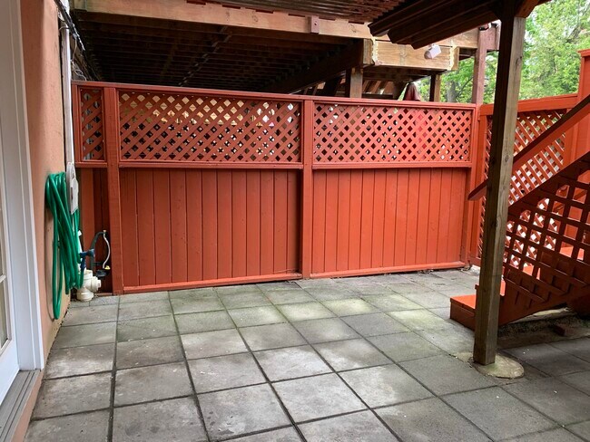 Building Photo - 2-24 Grand St