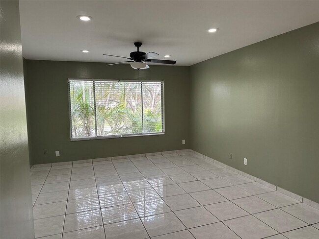 Building Photo - 9971 Twin Lakes Dr