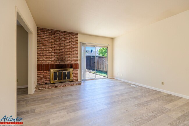 Building Photo - Lovely Blossom Valley Home