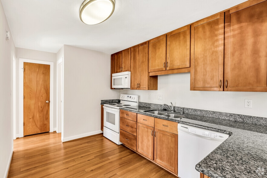 2BR, 1BA - 777SF - Clifden - Kitchen - Waterford Apartments