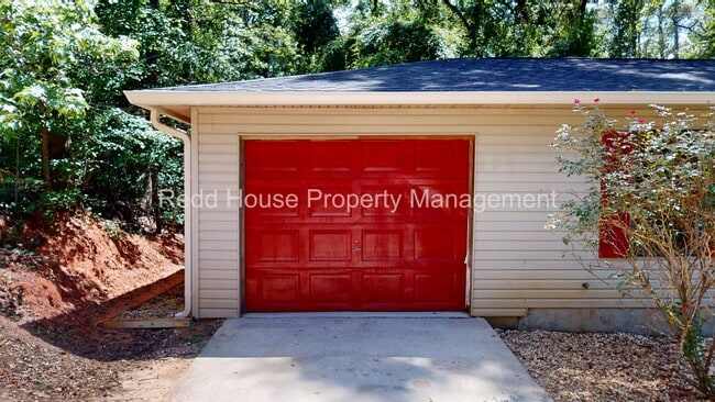 Building Photo - 111 Oakridge Cir