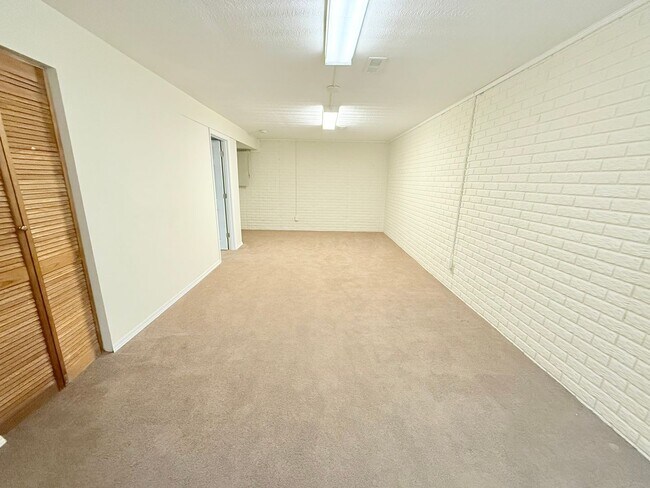 Building Photo - Stunning 5-Bedroom Home with Pool in Desir...