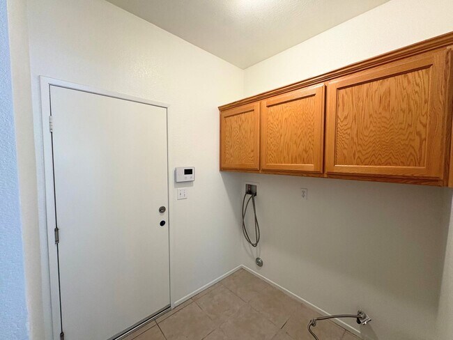 Building Photo - Spacious Home