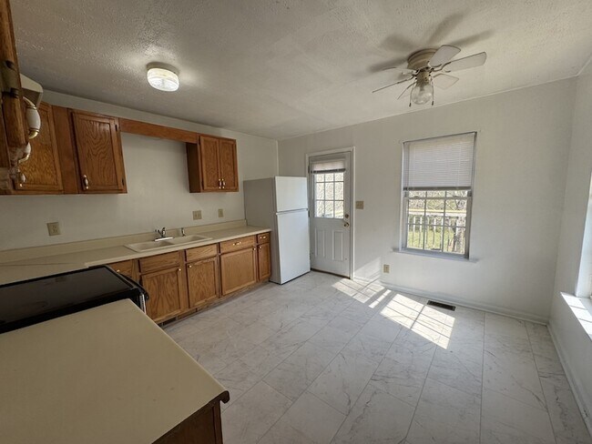 Building Photo - 518 Bruce Jenner Dr