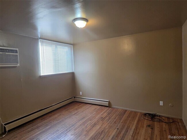 Building Photo - 15080 Greenfield Rd