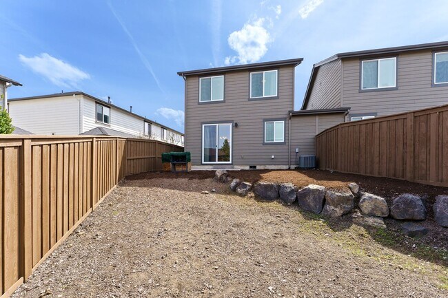 Building Photo - Pahlisch Townhome