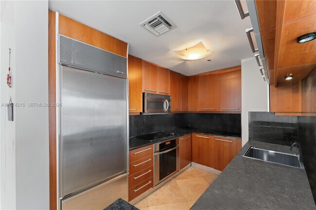 Building Photo - 901 Brickell Key Blvd