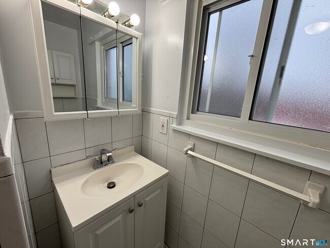 Building Photo - 17 Ferris Ave