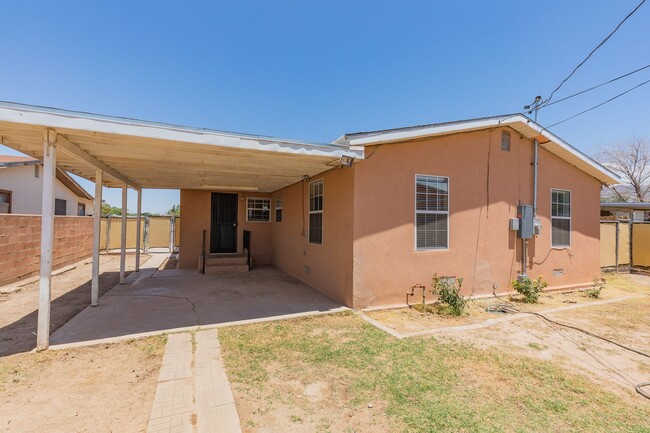 Building Photo - Cozy 3 Bed 2 Bath Home - Pets on Owner App...