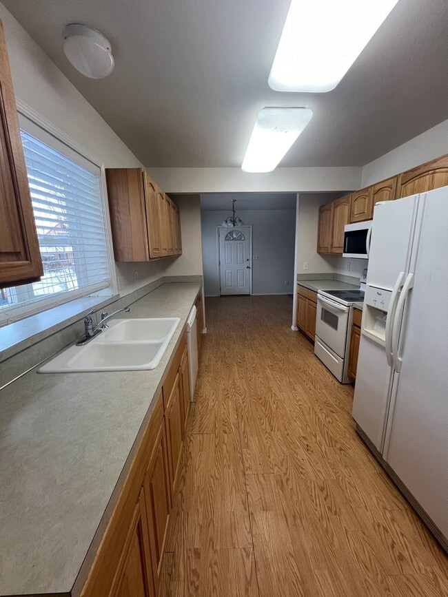 Building Photo - Non-Refundable & Security Deposit Total: $1400.00