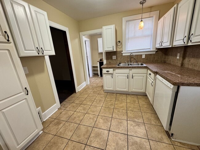 Building Photo - 3 Bedroom House