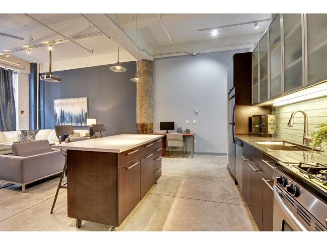 Building Photo - 700 N Washington Ave